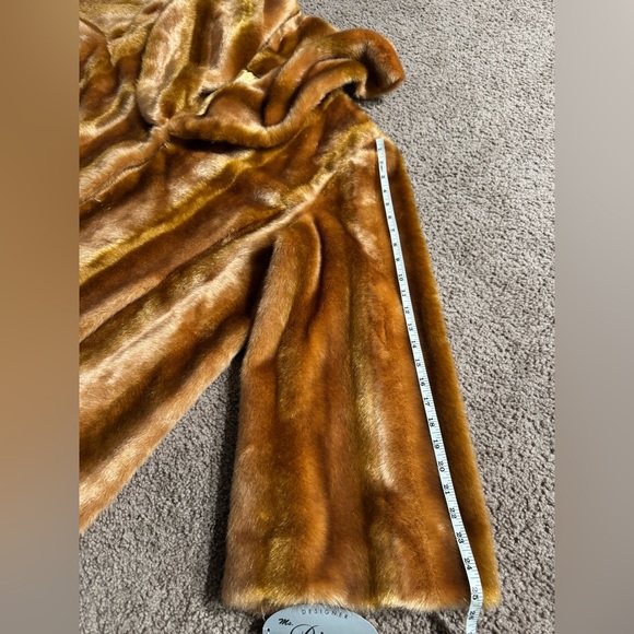Ms. Divine Immitation Fur Coat.
Size: 3X. Women’s - Picture 6 of 16